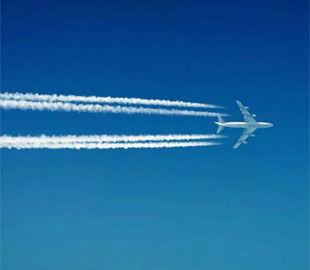 Експерти розповіли, чому літак залишає білі сліди в небі