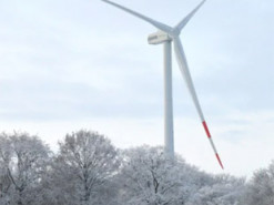Лід на лопатях і сповільнення: як мороз впливає на вітрогенератори та як їх захистити