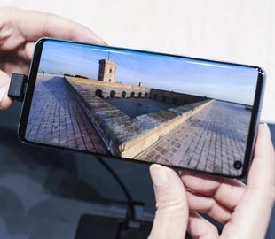 Samsung разрабатывает смартфон с камерой, спрятанной за дисплеем