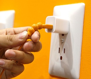 Зарядка от телефона убила малайзийца