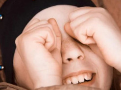 Создан браслет, который отучает от привычки трогать лицо