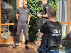 Хакер збував «вірус» для телефонів, який дозволяв втручатися в онлайн банкінг та відстежувати листування