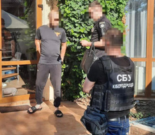 Хакер збував «вірус» для телефонів, який дозволяв втручатися в онлайн банкінг та відстежувати листування