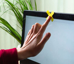 Почему стоит заклеить веб-камеру на ноутбуке