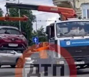 В Украине эвакуаторы массово забирают авто за неправильную парковку
