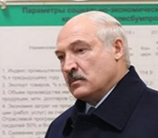 «Тикають в ці айфони». Лукашенко заявив, що не користується мобільним телефоном
