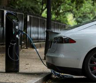 Новая быстродействующая батарея для электромобилей может заряжаться за пять минут