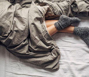 Кому та чому краще не спати в шкарпетках
