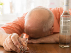 Пьяный на коленях просил копов забрать его в участок: боялся жены