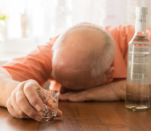 Пьяный на коленях просил копов забрать его в участок: боялся жены