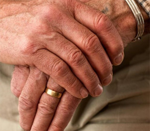 Російський суд покарав пенсіонера за лайки під відео з провалами армії окупантів