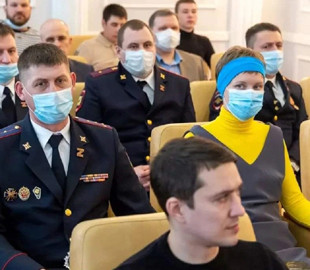 Позорила российскую армию: в РФ журналистку задержали за "украинские" цвета одежды