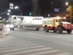 По дорогам Киева провезли самолет: не там припарковался