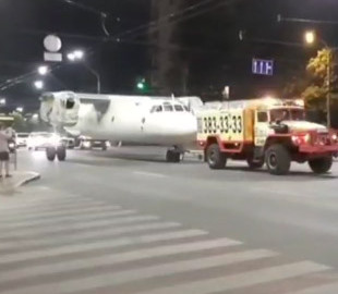 По дорогам Киева провезли самолет: не там припарковался
