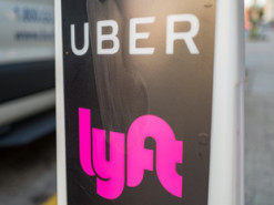Суд в Калифорнии обязал Uber и Lyft переквалифицировать водителей из подрядчиков в сотрудников