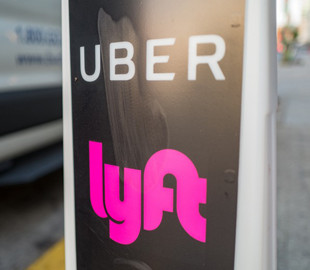 Суд в Калифорнии обязал Uber и Lyft переквалифицировать водителей из подрядчиков в сотрудников