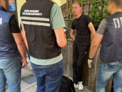 Мешканця Львівщини затримали на хабарі за переправлення військовозобов'язаних через кордон