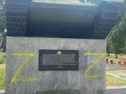 В Днепре разыскивают вандала-любителя "руzzкого мира", осквернившего мемориал: объявлена награда за информацию