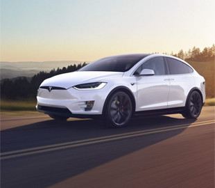 Електрокари Tesla проїжджають за рік більше за машини інших марок