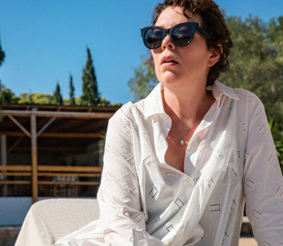 Netflix купил права на дебютный фильм Мэгги Джилленхол «Незнакомая дочь»