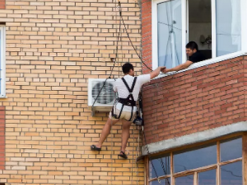 В москві бабуся перерізала трос висотника під час його роботи