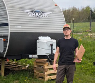 Йому відмовили 800 роботодавців: як ШІ залишив досвідченого програміста без роботи й дому