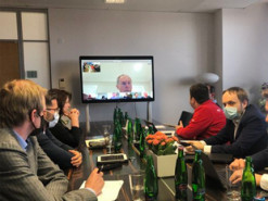 Главу МВД Чехии оштрафовали за присутствие на видеоконференции без маски