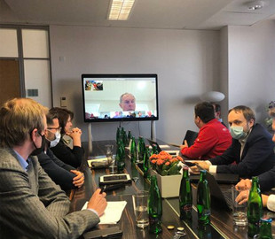 Главу МВД Чехии оштрафовали за присутствие на видеоконференции без маски