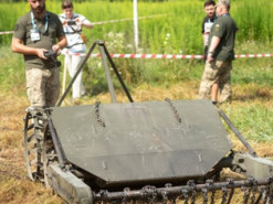 Українські розробники випробували на полігоні косарки для мінних полів
