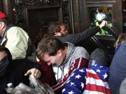 Исторические кадры: в Сети появилось видео захвата Конгресса США сторонниками Трампа