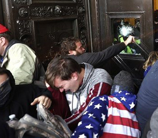 Исторические кадры: в Сети появилось видео захвата Конгресса США сторонниками Трампа