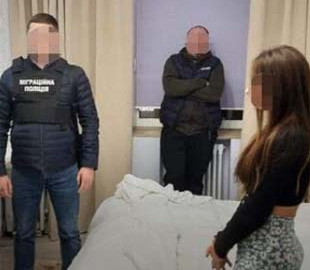 Троє киян вербували українок для роботи в секс-індустрії у Марокко