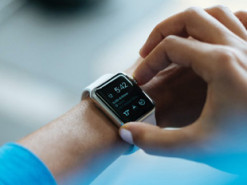 Новый браслет предупреждает о ранних признаках коронавируса