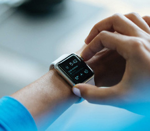 Новый браслет предупреждает о ранних признаках коронавируса