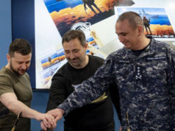 "Окупант піде на дно" - Зеленський погасив марку про російський корабель