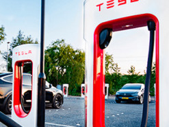 Зарядные станции Tesla Supercharger атакованы: в Китае воры вырезают с корнем зарядные кабели