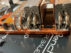 Ентузіаст перетворив iPhone 17 Pro на монстра продуктивності, але в кишеню він не влізе