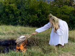 Полякова спалила свій кокошник на Лисій горі в Києві