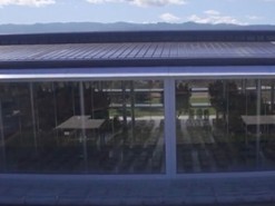 Тим Кук показал, как открываются здоровенные трехэтажные ворота в столовой Apple