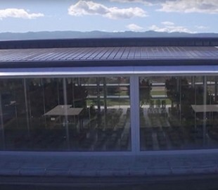 Тим Кук показал, как открываются здоровенные трехэтажные ворота в столовой Apple