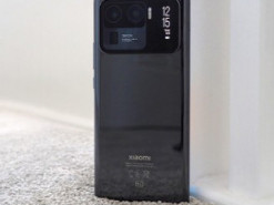 На миниатюрном экране Xiaomi Mi11 Ultra запустили сложную игру