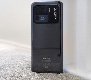 На миниатюрном экране Xiaomi Mi11 Ultra запустили сложную игру