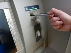 Житель Днепропетровщины перечислял деньги с чужих банковских карт на свой счет