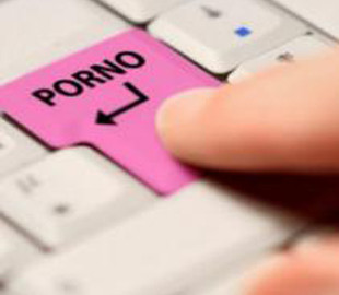 Координатора штаба Навального в Архангельске обвинили в распространении порнографии