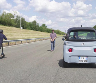 Крошечный электрокар Citroen Ami устроил гонку с электрическим велосипедом