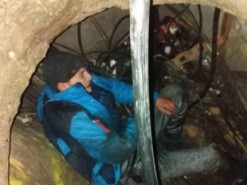 Сам себя «поймал»: в Одессе похититель кабеля упал в люк