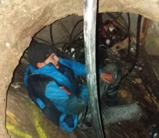 Сам себя «поймал»: в Одессе похититель кабеля упал в люк