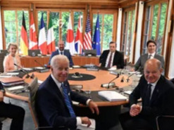 Два стола, два мира: появились фото с саммита G7 и саммита с участием Путина