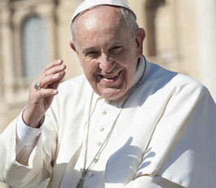 Зайшов привітатися: Папу Римського помітили у магазині музичних дисків