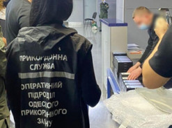 Кто-то остался без подарков: в Украине за сутки изъяли сотни новеньких iPhone